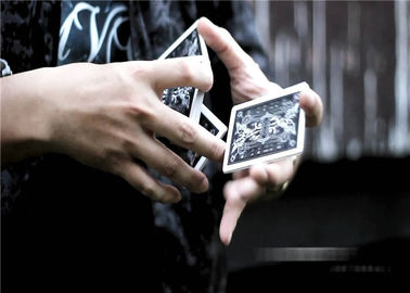 驚くばかりの黒い十字カード魔法ショーのための魔法カード技術の火かき棒カード技術